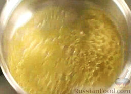 Телятина по-венски: В маленькой кастрюле растопить сливочное масло.