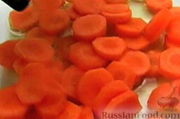 Кролик с тремя горчицами: Противень смазать маслом. Выложить морковь.