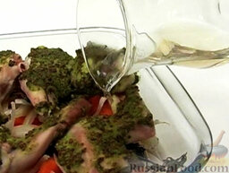 Кролик с тремя горчицами: Вынуть противень из духовки. Полить кролика вином. При необходимости досолить.  Запекать еще 15 минут.