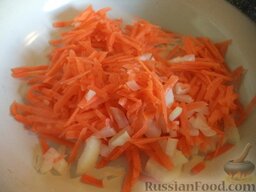 Жареная рыба под овощным маринадом: Сделать маринад. Для этого очистить и вымыть лук и морковь. Лук нарезать кубиками, а морковь натереть на крупной терке (или нарезать тонкой соломкой). Вскипятить чайник.