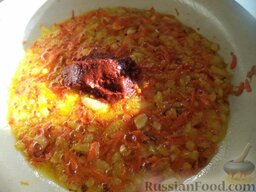 Жареная рыба под овощным маринадом: Затем добавить томат. Все перемешать. Тушить 1-2 минуты.