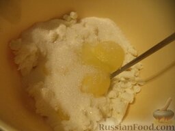 Сырники обыкновенные: В миску вбить яйца, добавить сахар, соль.
