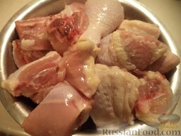 Курица, тушенная с овощами: Курицу вымыть, разрезать на порционные кусочки.