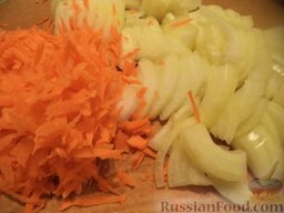 Курица, тушенная с овощами: Лук и морковь очистить, вымыть. Лук нарезать кубиками, а морковь натереть на крупной терке.