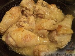 Курица, тушенная с овощами: Разогреть сковороду, налить растительное масло. В горячее масло выложить кусочки курицы. Обжарить с двух сторон на среднем огне (по 2-3 минуты с каждой стороны).