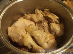 Курица, тушенная с овощами: Выложить курицу в казанок. Так обжарить все кусочки курицы.  Вскипятить чайник.