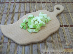 Мюсли на завтрак: Яблоко помойте удалите сердцевину и порежьте кубиками около 1 см.
