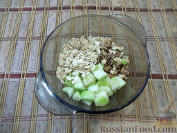 Мюсли на завтрак: В глубокую тарелку положите овсяные хлопья, порезанные яблоки и чищеные грецкие орехи.