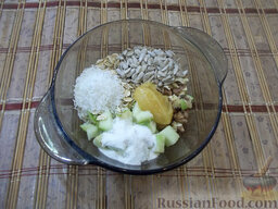 Мюсли на завтрак: Добавьте чищеные семечки подсолнуха, кокосовую стружку, мед и сухие сливки.