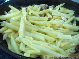Жареный картофель с чесночным соусом: Когда сало вытопится, удалите со сковороды шкварки  и отправьте жариться картофель. Приправьте его смесью молотых перцев, посолите и жарьте помешивая до готовности.