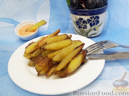 Жареный картофель с чесночным соусом: Готовый картофель выкладывайте на тарелку и подавайте к столу с чесночным соусом.