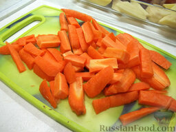 Рагу в духовке: Морковь почистите, помойте и порежьте. Я люблю морковь, порезанную толстой соломкой, а можно ее порезать и кружочками. Это уже на любителя.    Выложите морковь сверху картофеля.