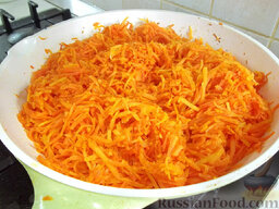 Окунь, запеченный в духовке: Морковь трем на крупной терке и обжариваем в растительном масле.