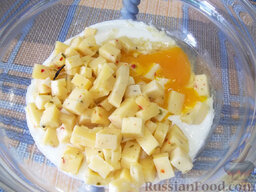 Окунь, запеченный в духовке: Добавляем яйцо, чеснок и сыр, предварительно порезав его кубиками.