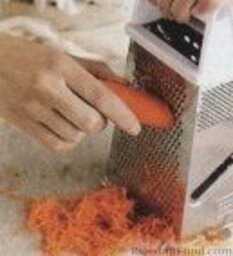 Морковный торт с сырным кремом: Как приготовить морковный торт:    1. Яйца оставить при комнатной температуре на 30 минут. Приготовить крем. В большой миске смешать сливочный сыр, масло и ваниль, взбить миксером до пышного состояния. Затем добавить необходимое количество сахарной пудры, чтобы получился густой крем. Накрыть и поставить в холодильник.    2. Морковь натереть на мелкой терке (получится около 3 стаканов).