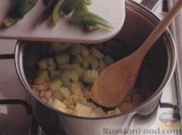 Суп с кукурузой и фасолью: Как приготовить суп с кукурузой и фасолью:    1. В большой толстостенной кастрюле на среднем огне разогреть подсолнечное и сливочное масла, высыпать лук, чеснок, картофель, сельдерей и перец.