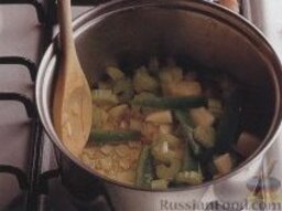 Суп с кукурузой и фасолью: 2. Уменьшить огонь до минимального, накрыть кастрюлю крышкой, готовить около 10 минут, периодически встряхивая кастрюлю.