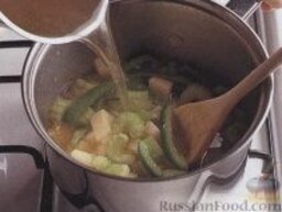 Суп с кукурузой и фасолью: 3. Залить овощи бульоном или водой, посолить, поперчить, на среднем огне довести до кипения. Уменьшить огонь, накрыть кастрюлю крышкой, готовить суп около 15 минут, до мягкого состояния овощей.