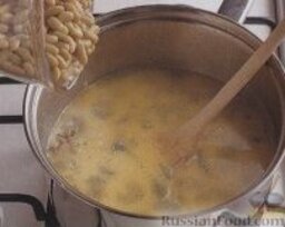 Суп с кукурузой и фасолью: 4. Добавить в кастрюлю молоко, фасоль, кукурузу и шалфей. Готовить суп с кукурузой и фасолью, не накрывая кастрюлю крышкой, около 5 минут. Готовый суп попробовать на соль, при необходимости посолить и поперчить.   Подавать суп с кукурузой и фасолью в порционных тарелках, посыпав сыром (по желанию).