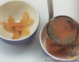 Томатный суп с кукурузными чипсами: 8. В каждую из четырех порционных тарелок выложить по несколько полосок чипсов, залить томатным супом и посыпать сыром. Подавать томатный суп сразу же.