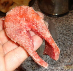 Соленая красная рыба (голец): Стейк солим с двух сторон. И в середине соль берем на руку и прямо натираем.