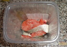 Соленая красная рыба (голец): Укладываем пару стейков плотно в контейнер.
