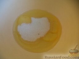 Оладьи на молоке: Как приготовить оладьи на молоке:    В миску вбить яйца. Добавить сахар и соду.