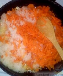Тилапия под овощной шубой: Обжариваем на сковороде до тех пор, пока морковь не станет мягкой, а лук не обретет золотистый цвет. Оставляем остывать.