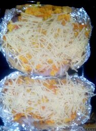 Тилапия под овощной шубой: Натираем сыр на терке и посыпаем сверху