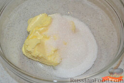 Торт «Спартак»: В миске взбить размягченное масло с сахаром в пышную массу.