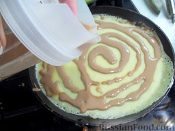 Блинчики «Зебра»: Шоколадное тесто переливаем в посуду с носиком. На белый блин круговыми движениями выливаем шоколадное тесто.