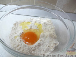 Оладьи с абрикосами: Добавьте к муке яйцо, соль и сахар.