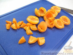 Оладьи с абрикосами: Абрикосы помойте, удалите косточки, порежьте на кусочки, размером около 1,5 см, и добавьте в тесто. Тесто хорошо вымешайте.
