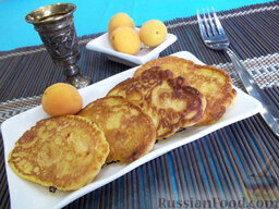 Оладьи с абрикосами: После чего подавайте абрикосовые оладушки с медом, вареньем и молочком.