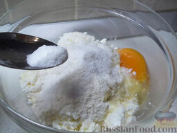 Сырники с абрикосами: Вбейте яйцо, добавьте соль, сахар и хорошо перемешайте. Если вы используете манную крупу, то сейчас нужно оставить творожное тесто постоять на 15 минут, чтобы манка набухла.  Если же вы используете муку, то продолжайте готовить дальше.