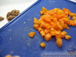 Сырники с абрикосами: Абрикосы помойте, удалите косточки, а мякоть нарежьте кубиками, примерно по 1 см.
