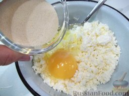 Сырники с орехами и сливами: Добавьте к творогу яйцо, сахар и манную крупу.