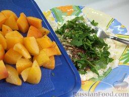 Творожный салат с зеленью и абрикосами: Положите к творогу семена льна и порезанные абрикосы.