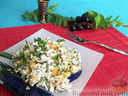 Творожный салат с зеленью и абрикосами: Выкладывайте творожный салат в блюдо и подавайте к столу.