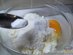 Творожники с абрикосами: Туда же отправьте яйца, сахар, соль и хорошо вымешайте тесто.