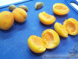 Творожники с абрикосами: Абрикосы помойте, удалите косточку и порежьте каждую дольку на четыре части. Это у нас будет начинка.