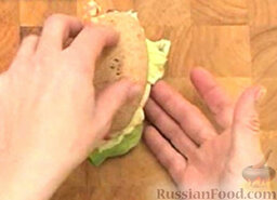 Сэндвич с редисом и креветками: Выложить креветки.