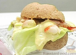 Сэндвич с редисом и креветками: Накрыть сэндвич верхней половинкой булки.  Приятного аппетита!
