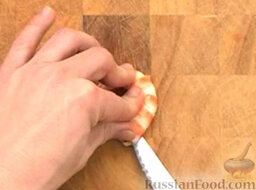 Сэндвич с редисом и креветками: Очистить отварные креветки, разрезать по спинке и удалить кишечную вену.
