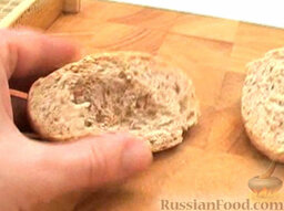 Сэндвич с редисом и креветками: Булку разрезать вдоль. Вынуть мякоть из верхней половинки.
