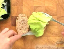 Сэндвич с редисом и креветками: На нижнюю половинку выложить крупно нарезанные листья салата (вымытые и обсушенные). Смазать майонезом.