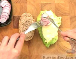 Сэндвич с редисом и креветками: Редис вымыть, нарезать тонкими пластинками и выложить на салат.