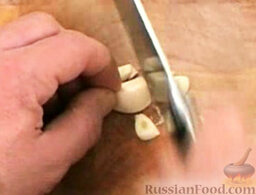 Мидии с грибами: Чеснок очистить и мелко нарезать. Лук мелко нарезать.