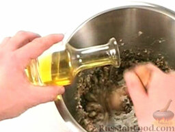 Мидии с грибами: Продолжая перемешивать, влить масло.