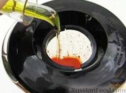 Кальмары под острым соусом: Влить оливковое масло.